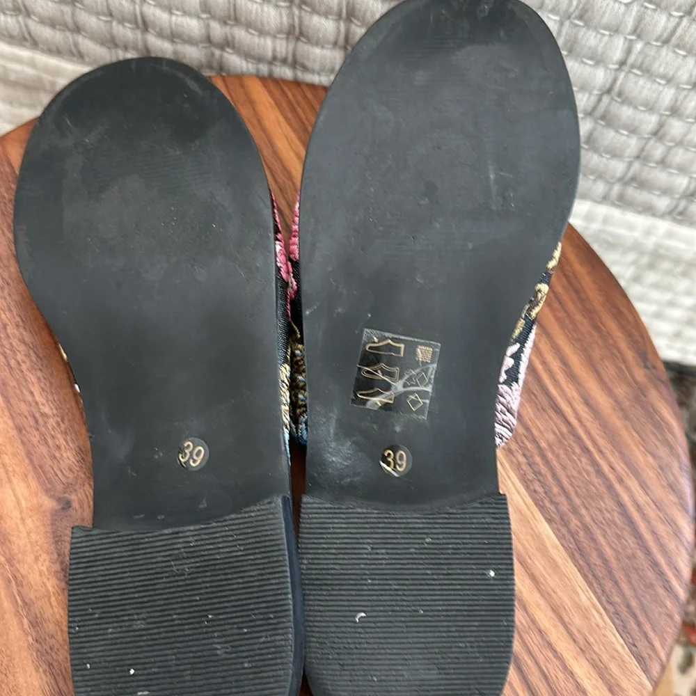 Slip ons - Picture 3 of 3
